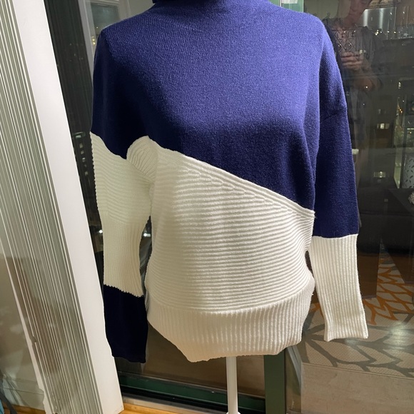 NWOT!!! Cute Funnel Neck Sweater - Picture 2 of 4